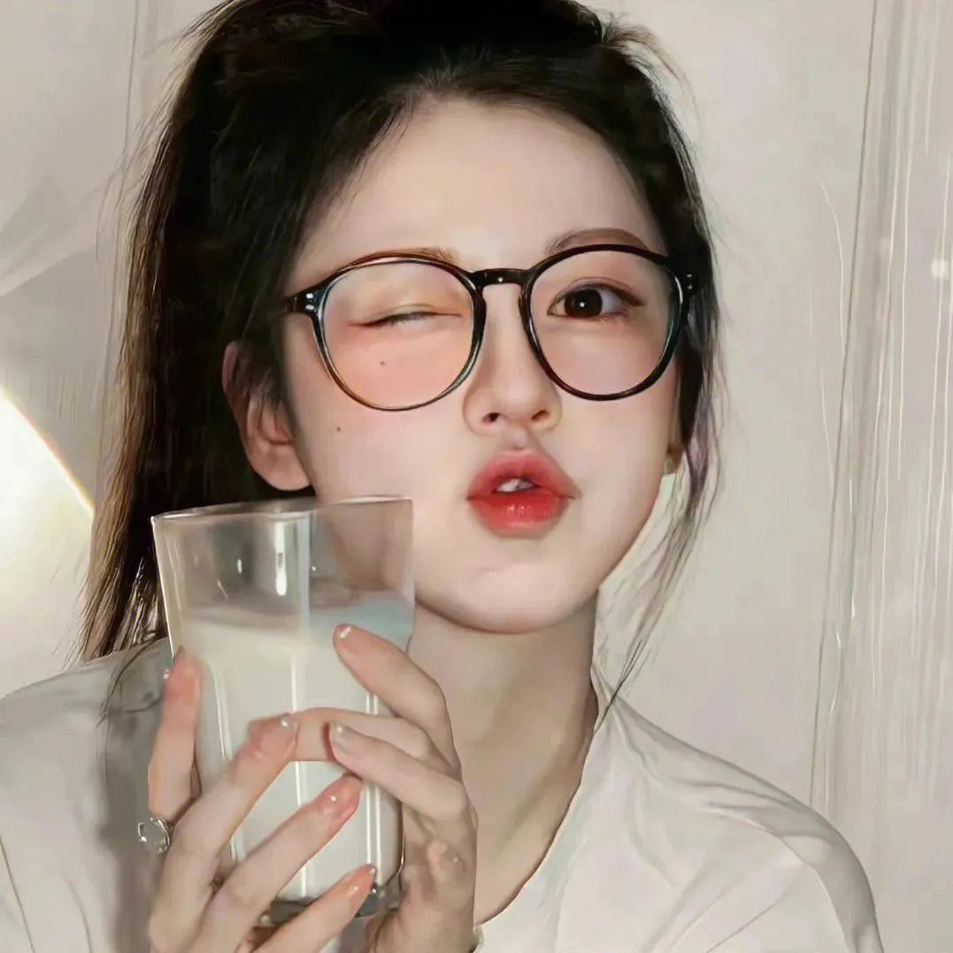 穿黄睡衣的女孩
